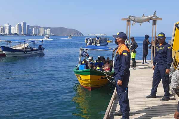 La Capitanía de Puerto de Santa Marta reiteró la importancia de evitar prácticas que representen riesgos para los bañistas y turistas. Foto Dimar 