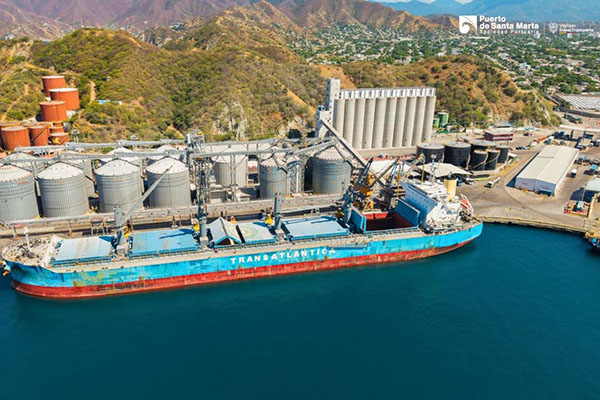 El buque MN TYMFI arribó al Puerto de Santa Marta con más de 61 mil toneladas de maíz amarillo, marcando un hito en la historia del comercio agroindustrial colombiano. Foto Puerto de Santa Marta 