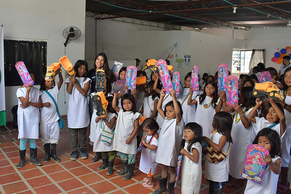 Niños de las comunidades indígenas de Palmor en la Sierra Nevada de Santa Marta con sus regalos entregados en la jornada de apoyo formativo. Foto Alcaldía de Ciénaga 