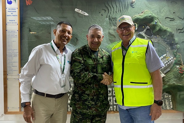 Domingo Chinea, Presidente de la Sociedad Portuaria de Santa Marta junto al General Hugo Alejandro López Barreto. Foto Puerto de Santa Marta 