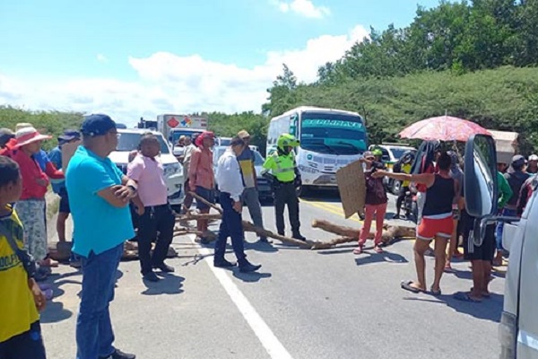 Imagen de referencia de bloqueos en la Troncal de Caribe por parte de campesinos. Foto archivo EL INFORMADOR 