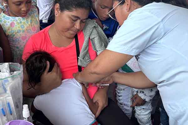 Funcionaria de la secretaría de Salud de Sitionuevo atendiendo a una niña de Nueva Venecia. Foto Alcaldía de Sitionuevo
