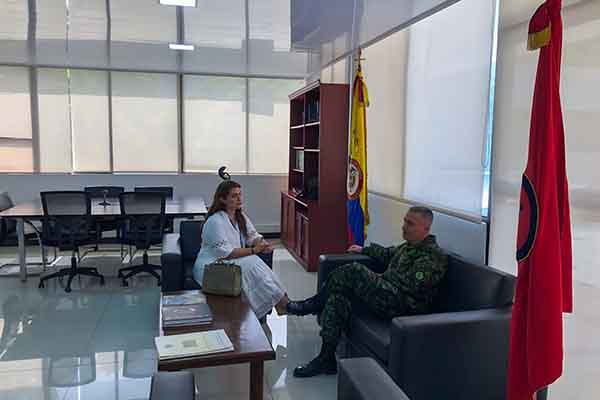 La directora de la Corporación Centro Histórico de Santa Marta, Diana Giraldo Balaguera, durante la reunión con el mayor general Carlos Carrasquilla Gómez, comandante de la Primera División del Ejército Nacional.