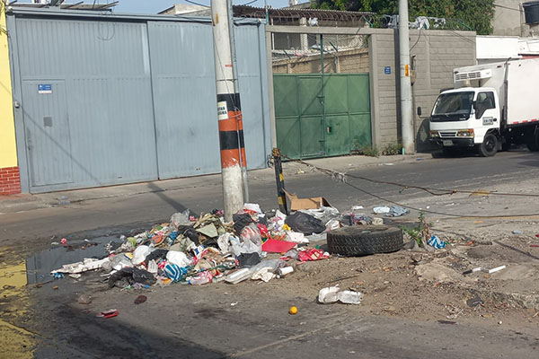 Basuras acumuladas en el Mercado Público de Santa Marta, exactamente en la calle 12A. Foto derechos reservados EL INFORMADOR