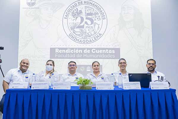 Laura Morales Guerrero, decana de la facultad de humanidades de Unimagdalena, junto a su equipo de directores de programas y coordinador de la Facultad en el Centro de Posgrados. Foto Unimagdalena