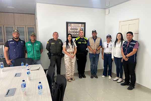 Clareth Olaya, alcaldesa de Zona Bananera; Héctor Zuleta, Sec. de interior y convivencia ciudadana, en compañía de la fuerza pública en el consejo de seguridad extraordinario realizado en el municipio. Foto Alcaldía de Zona Bananera 