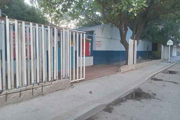 Comunidad educativa del colegio Isabel Pérez de Fernández denuncia falta de cerramiento y vigilancia en los alrededores del plantel, lo que pone en riesgo a estudiantes y docentes en el sector de Gaira. Foto cortesía