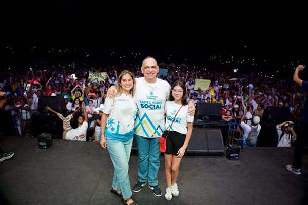 En la imagen Bleydis Perez, Gestora Social el alcalde Carlos Pinedo Cuello e hija durante el evento ‘Santa Marta Social 2026. En la imagen Bleydis Perez, Gestora Social el alcalde Carlos Pinedo Cuello e hija durante el evento ‘Santa Marta Social 2026.