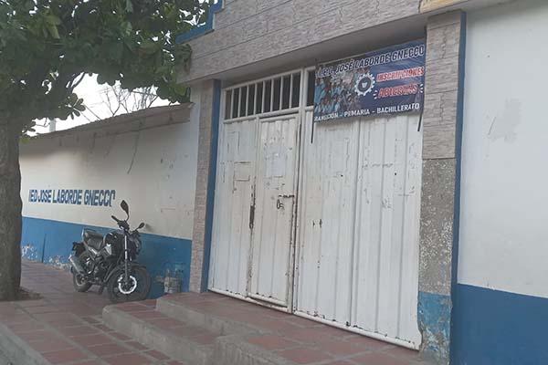 Albeiro Taborda, líder cívico y social del sector de Gaira, manifestó su inconformidad frente a lo que calificó como una evidente negligencia administrativa por parte de la rectoría del colegio.