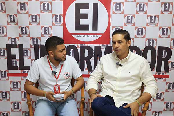 Carlos Arturo Arango Alfonso, alcalde de la Localidad 1 junto a Juan Mozo De Lima, periodista de EL INFORMADOR. Foto derechos reservados EL INFORMADOR 