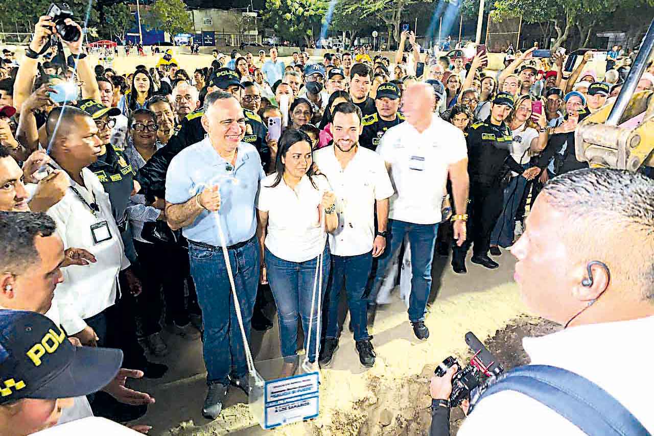 Carlos Pinedo Cuello, Alcalde de Santa Marta, poniendo la primera piedra de esta obra que beneficiará a la comunidad de Galicia. Foto derechos reservados EL INFORMADOR 