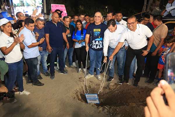 Carlos Pinedo Cuello, Alcalde de Santa Marta, poniendo la primera piedra de esta obra que beneficiará a los habitantes de La Paz. Foto derechos reservados EL INFORMADOR 