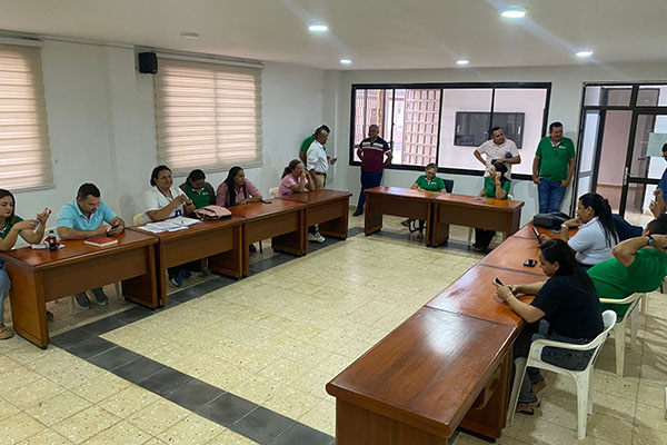 Reunión entre el alcalde Jorge Iván Salah y los empleados de planta de la Alcaldía, en la cual el alcalde se comprometió a derogar el decreto de supresión de sus cargos una vez identificados los vicios de ilegalidad.