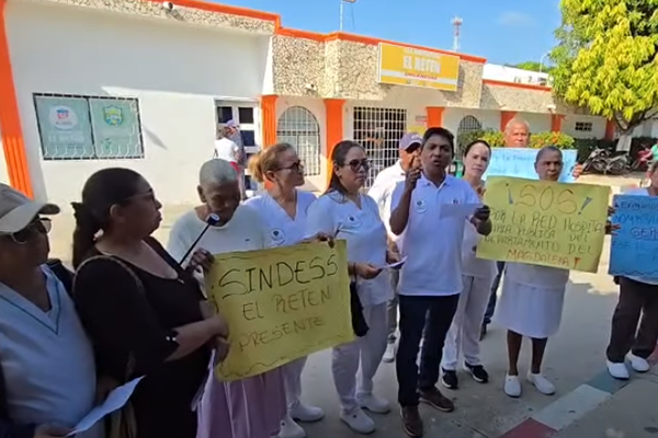 Trabajadores del Hospital de El Retén, Magdalena, en medio del plantón realizado en las afueras de la entidad. Foto captura de pantalla del video de los manifestantes 