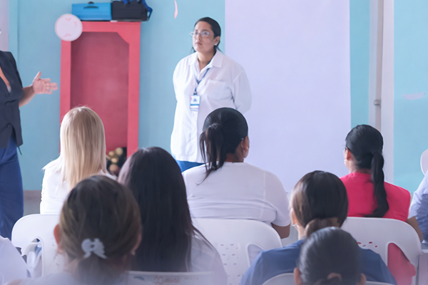 Funcionaria de la secretaría de salud de Fundación, Magdalena, realizando su intervención en la jornada. Foto Alcaldía de Fundación 