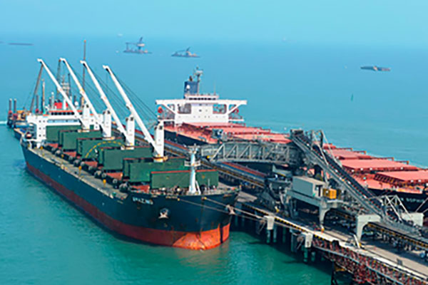 Buque carguero en el puerto de la multinacional Drummond. Foto Drummond LTD