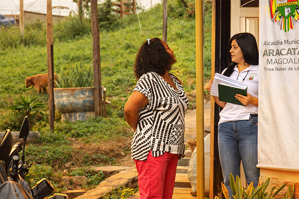 Funcionaria de la secretaria de salud de Aracataca, realizando la sensibilización en zona rural del municipio. Foto Alcaldía