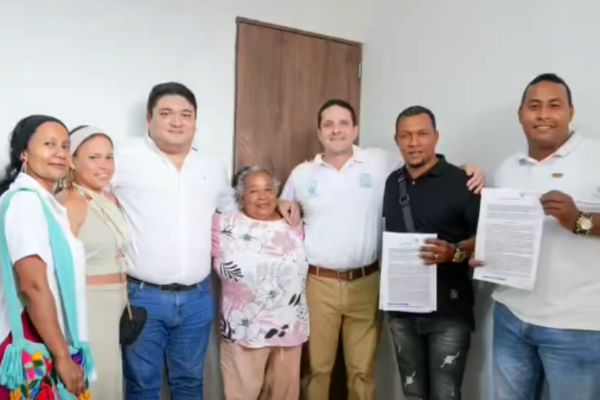 Camilo George, secretario de Gobierno Distrital, junto a los líderes de la JAC de Santa Marta. Foto Alcaldía 