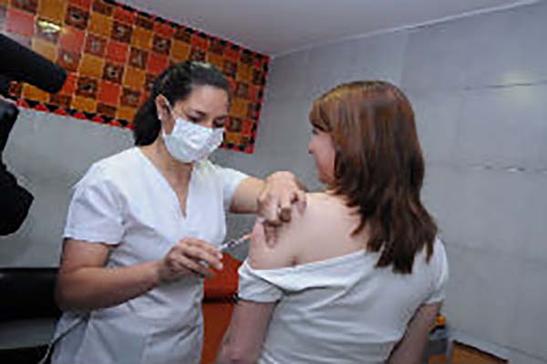 Funcionaria de la Secretaría de Salud de Aracataca vacunando a una niña en la jornada masiva. Foto MinSalud  