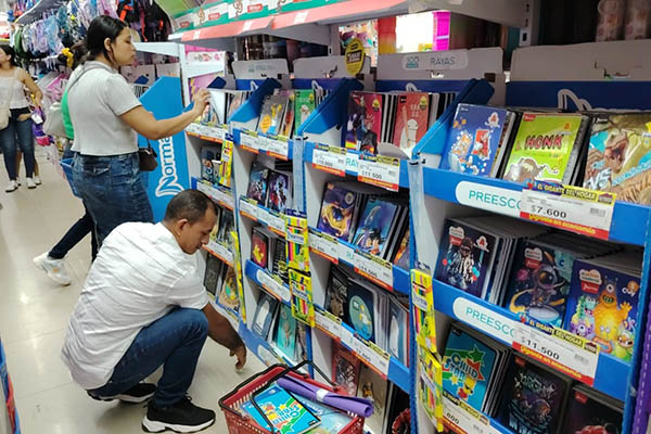 Cuadernos de distintos motivos y personajes marcan tendencia entre los útiles escolares. Foto derechos reservados EL INFORMADOR