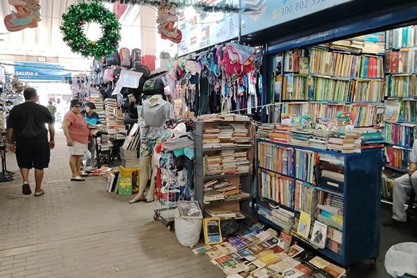 Varias son las ventas de textos escolares de segunda mano en la Galería del Mercado Público de Santa Marta. Foto derechos reservados EL INFORMADOR
