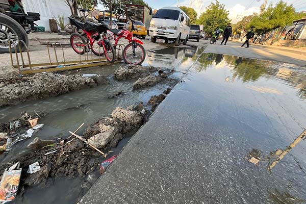  El punto más crítico sigue siendo la entrada principal del barrio. Foto derechos reservados EL INFORMADOR 