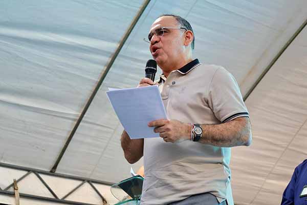 El alcalde Carlos Pinedo Cuello anunció millonarias inversiones en alcantarillado, saneamiento básico y pavimentación durante la jornada de Alcaldía al Barrio en el Gran Pescaíto. Foto Alcaldía El alcalde Carlos Pinedo Cuello anunció millonarias inversiones en alcantarillado, saneamiento básico y pavimentación durante la jornada de Alcaldía al Barrio en el Gran Pescaíto. Foto Alcaldía