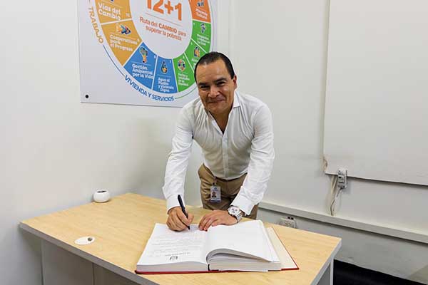 Jorge Cardona, colocando la firma en su posesión como nuevo delegado. Foto Registraduría 