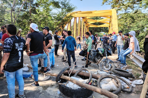 Imagen de referencia de campesinos de la Sierra Nevada de Santa Marta, en medio de los anteriores bloqueos en la Troncal del Oriente. Foto archivo EL INFORMADOR 