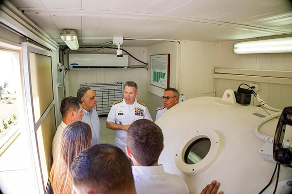Carlos Pinedo Cuello, Alcalde de Santa Marta, junto a la Armada Nacional en entrega de la cámara hiperbárica. Foto Armada 