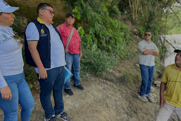 Funcionarios de la Alcaldía Distrital realizan verificación en el sector del río Guachaca donde se registraron afectaciones en los gaviones. Foto Alcaldía 