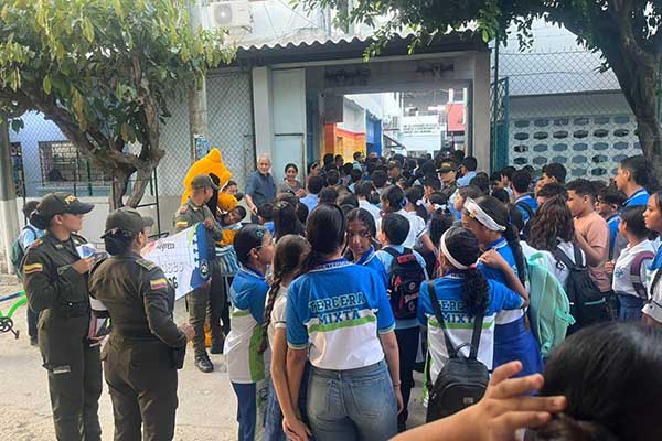 Jóvenes de la IED Tercera Mixta de Fundación, Magdalena, en el regreso a clases en compañía de las autoridades municipales. Foto redes sociales Alcaldía de Fundación