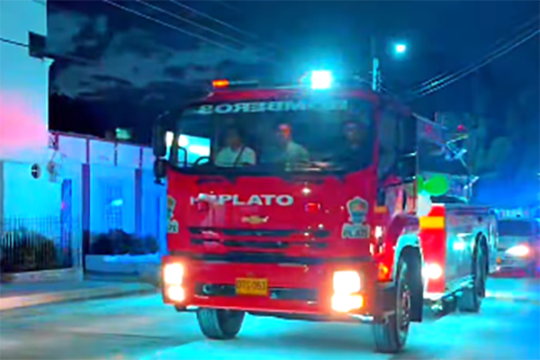 Nuevo camión de bomberos de Plato, Magdalena, recorriendo las calles del municipio. Foto Alcaldía de Plato