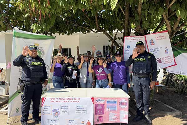 Funcionarios de la Personería, y las secretarias de Salud y de la Mujer en Tenerife, Magdalena, en compañía de la fuerza pública. Foto Personería De Tenerife Magdalena