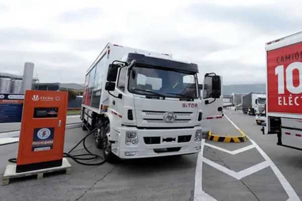 Para seguir estimulando el uso de vehículos eléctricos en el país, el Gobierno ha establecido incentivos como descuentos en el Soat y la revisión técnico-mecánica, excepciones al pico y placa, día sin carro y restricciones por materia ambiental, además de otros beneficios definidos por las autoridades municipales. Foto MinTransporte Para seguir estimulando el uso de vehículos eléctricos en el país, el Gobierno ha establecido incentivos como descuentos en el Soat y la revisión técnico-mecánica, excepciones al pico y placa, día sin carro y restricciones por materia ambiental, además de otros beneficios definidos por las autoridades municipales. Foto MinTransportePara seguir estimulando el uso de vehículos eléctricos en el país, el Gobierno ha establecido incentivos como descuentos en el Soat y la revisión técnico-mecánica, excepciones al pico y placa, día sin carro y restricciones por materia ambiental, además de otros beneficios definidos por las autoridades municipales. Foto MinTransporte