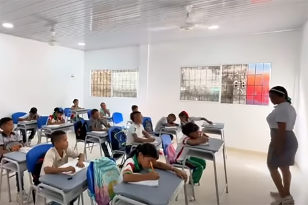 Estudiantes en una de las nuevas aulas de clases de la institución educativa rural. Foto Alcaldía de Aracataca 