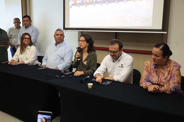 Patricia Caicedo, secretaria de Planeación; Ruth Quevedo, viceministra de agua y saneamiento básico; Luz María Munera, consejería para las regiones y Felipe Duran, superintendente de Servicios Públicos. Foto derechos reservados EL INFORMADOR 