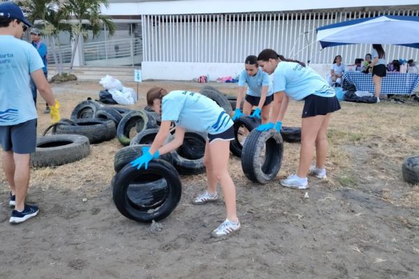 Los estudiantes participaron activamente en la jornada de limpieza, recolectando residuos y contribuyendo a la recuperación ambiental de las playas samarias. Foto derechos reservados EL INFORMADOR 