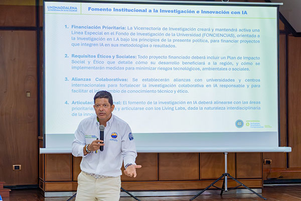 El rector Pablo Vera, expuso y socializó la política de la IA y la integración de Aluna IA en los currículos. Foto Unimagdalena