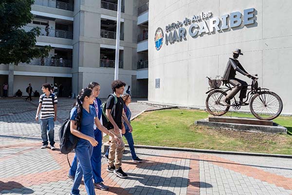 Los estudiantes luego de la suspensión de clases por el reciente aumento de lluvias ocasionado por un frente frío, regresas a sus actividades académicas en la Alma Mater. Foto Unimagdalena