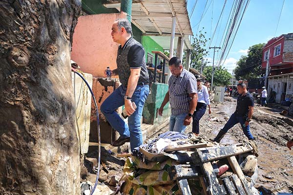Carlos Pinedo Cuello, Alcalde de Santa Marta, durante la visita a las familias damnificada por el paso del Frente Frio en Santa Marta. Foto Alcaldía 