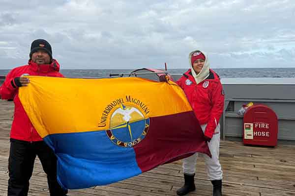 El Dr Enrique Acuña Morales y la ingeniera ambiental y sanitaria magíster Andrea Manrique Cantillo mostrando orgullosamente la bandera del Alma Mater. Foto Unimagdalena