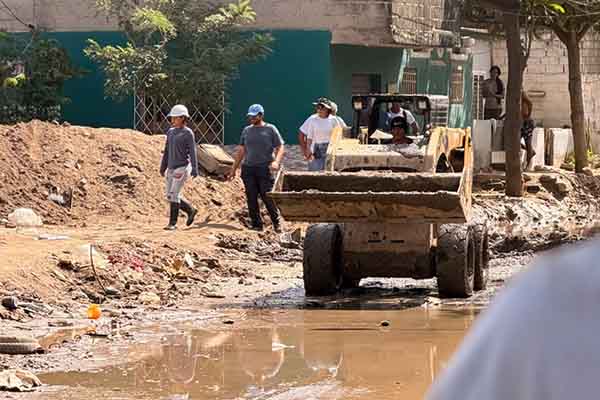 Maquinaria aportada por la Cámara de Comercio de Santa Marta apoya la recuperación de vías afectadas por las recientes lluvias en distintos sectores de la ciudad. Foto CamComercio 