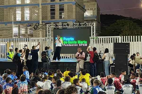 La Fundación Sociedad Portuaria mantiene una presencia permanente en barrios como Pescaíto, San Martín y Villa Tabla, impulsando programas sociales.