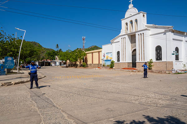 Este sábado 14 de febrero de 2026 habrá cierres viales progresivos y rutas alternas para garantizar la movilidad y la seguridad vial en la ciudad.  La Alcaldía Distrital de Santa Marta, a través de la Secretaría de Movilidad, siguiendo los lineamientos del alcalde Carlos Pinedo Cuello, informa a la ciudadanía que este sábado 14 de febrero de 2026 se implementará un plan especial de manejo de tránsito, con motivo del Desfile de la Alegría Distrital, evento cultural que recorrerá distintos sectores de la ciudad.  De acuerdo con el plan establecido, los cierres viales se realizarán de manera progresiva a partir de la 1:00 de la tarde, iniciando en la calle 29 (Avenida del Río) entre carreras 4 y 5, así como en tramos de la carrera 4, calle 30 y carrera 5, debido a las labores de recepción, alistamiento, organización y salida de los grupos participantes y vehículos logísticos.  Posteriormente, desde las 3:00 de la tarde, el desfile avanzará por la carrera 5 desde la calle 29 hasta la calle 22, continuando su recorrido hacia el Centro Histórico donde se prevén cierres escalonados hasta las 5:00 p. m. El evento avanzará desde la carrera 5 con calle 10 hasta el sector de Pescaíto sobre la calle 6, finalizando en la carrera 16.  Rutas alternas  La Secretaría de Movilidad ha dispuesto rutas alternas para vehículos de servicio público y particular, entre las que se destacan:  Desde Calle 29 con carrera 5, desviar al norte por carrera 5 para conectar con calles 25, 24, 23 o 22 al occidente. Sentido oriente -occidente desde calle 29 (Av. del Río) desviar al norte por la carrera 8 o hacia el sur por carrera 8 y acceder a la calle 30. Circulación habilitada en la Avenida del Río y la carrera 5 en sentido norte–sur, según el avance del desfile. En el sector de Pescaíto, se recomienda utilizar la carrera 4 hacia la vía alterna al puerto, la calle 5 y otras vías no comprometidas en los cierres. Las vías se irán habilitando de forma gradual a medida que avance el recorrido del desfile, con el acompañamiento permanente de agentes de tránsito. El secretario de Movilidad, Fidel Castro Tapia, reiteró el llamado a la prevención y al respeto por las señales de tránsito, “nuestro equipo estará desplegado para orientar a conductores y peatones. Invitamos a utilizar las rutas alternas, salir con tiempo y seguir las indicaciones de los agentes para garantizar una movilidad segura durante el evento”, afirmó.  La Alcaldía de Santa Marta y la Secretaría de Movilidad agradecen la colaboración ciudadana y recuerdan que estas medidas buscan garantizar la seguridad vial, el orden y el disfrute responsable de las actividades culturales programadas.