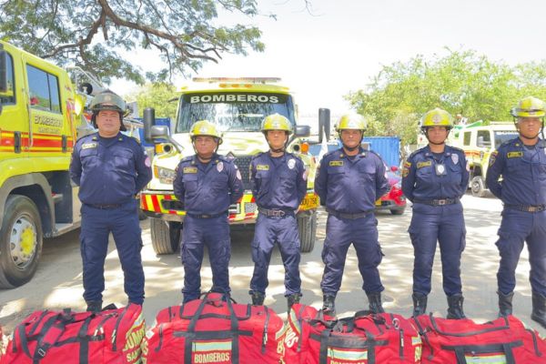Unidades del Cuerpo de Bomberos Voluntarios de Santa Marta, incluido personal especializado del grupo USAR, fueron desplegadas hacia el departamento de Córdoba para apoyar las labores de búsqueda, rescate y atención de la emergencia en coordinación con el Sistema Nacional de Bomberos. Foto Bomberos de Santa Marta 