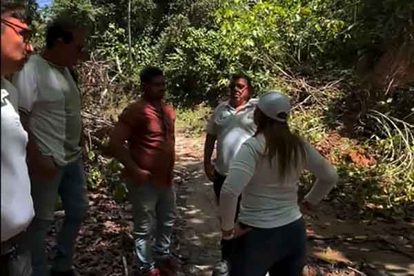 Funcionarios del Distrito realizaron inspecciones, censos y entrega de ayudas humanitarias en la parte alta del corregimiento de Bonda, tras las afectaciones ocasionadas por el reciente frente frío. Foto Alcaldía 
