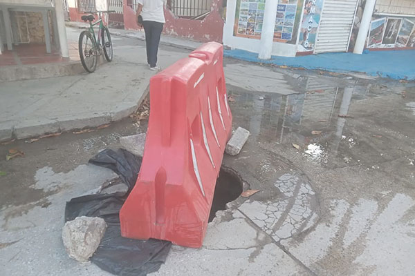 Cráter formado por el hundimiento de un manjol en la calle 20 con carrera Segunda, en El Rodadero Sur, representa un riesgo para peatones, vehículos y turistas que transitan por esta zona hotelera. Foto cortesía