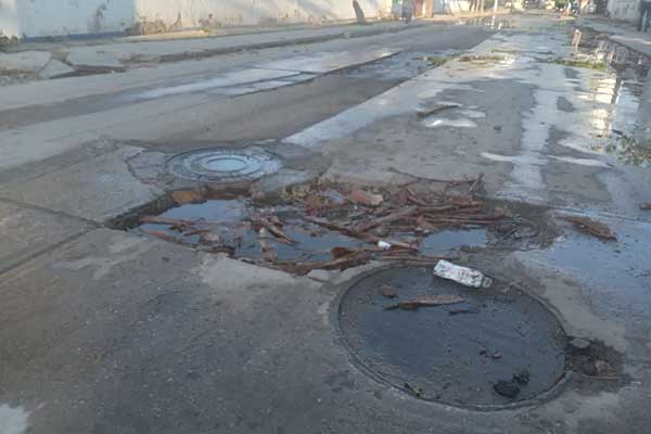 Zona cercana a la estación de aguas residuales en El Rodadero Sur presenta grave deterioro del pavimento, generando preocupación entre comerciantes y residentes por posibles emergencias sanitarias y estructurales. Foto cortesía 