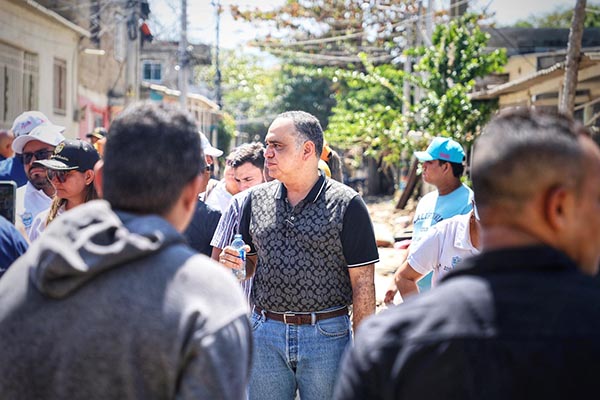 Carlos Pinedo Cuello, Alcalde de Santa Marta, durante su visita al barrio Las Malvinas. Foto Alcaldía  